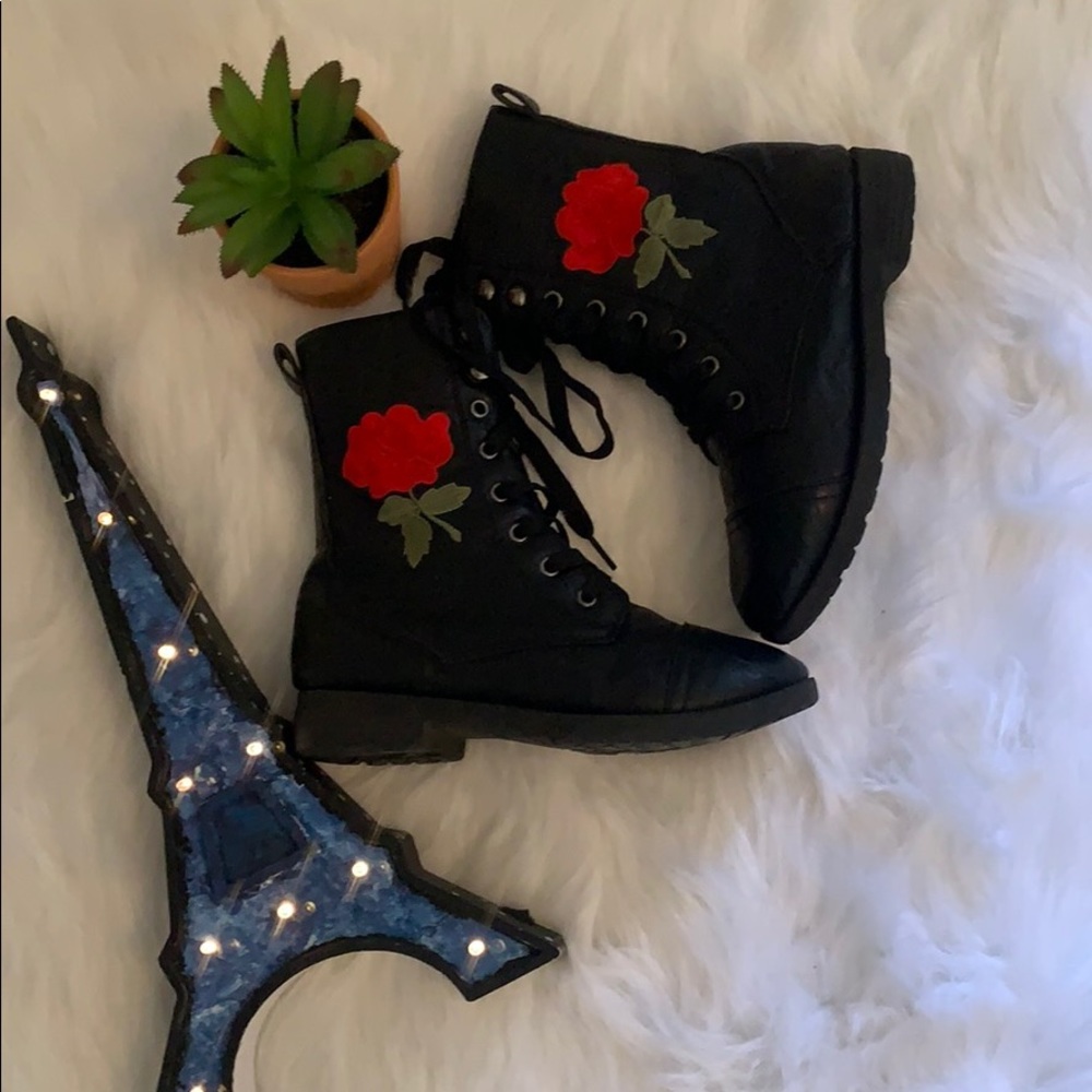 Black boots lace up flowers 🌺 embroidered